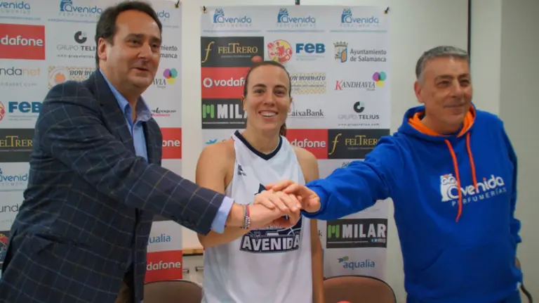 María Asurmendi con la camiseta de su nuevo equipo. Foto web Perfumerías Avenida.