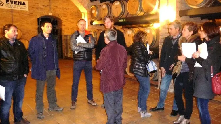 Julián Suberviola, con los parlamentarios en la bodega.