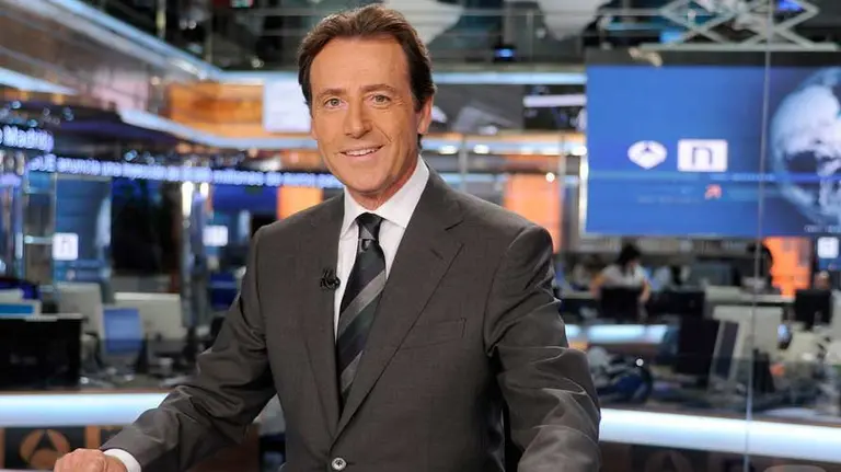 El presentador Matías Prats en el plató de Antena 3.