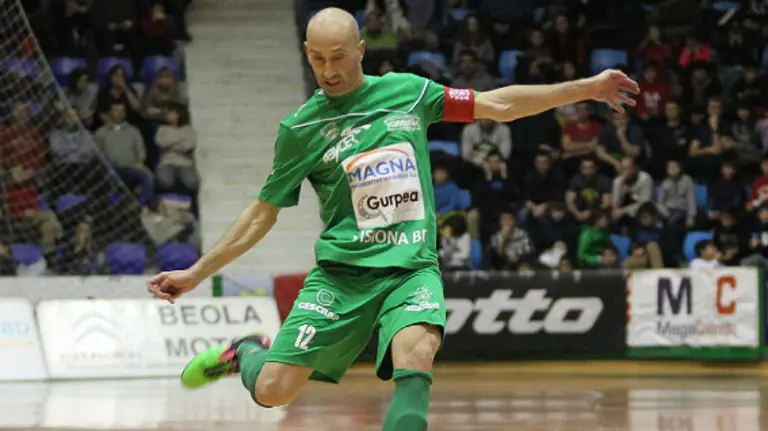 Javi Eseverri en acción en el pabellón Anaitasuna.