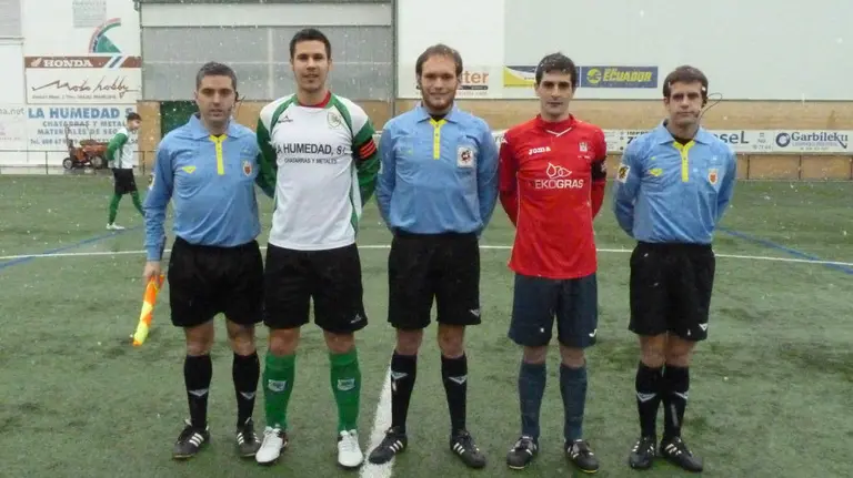 Trio arbitral y capitanes del Oberena - Mendi.