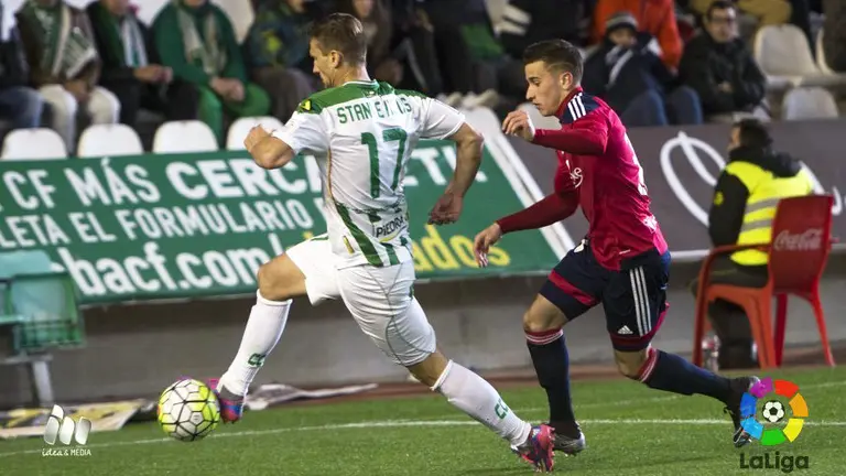 Berenguer en acción durante el partido Córdoba - Osasuna.