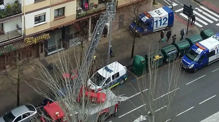 Bomberos y Policía Foral actúan en un edificio de Sancho el Fuerte.