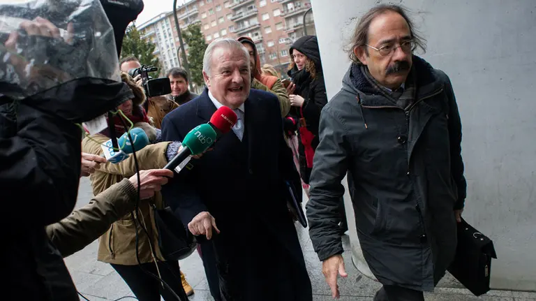 Patxi Izco (i), acompañado de su abogado Javier Asiain. EFE