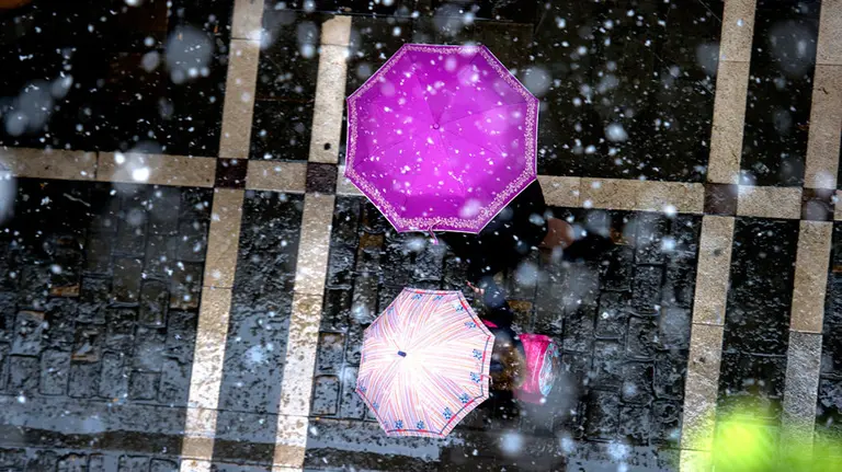 Nieve-por-las-calles-del-Casco-Viejo-de-Pamplona,-tiempo-EFE