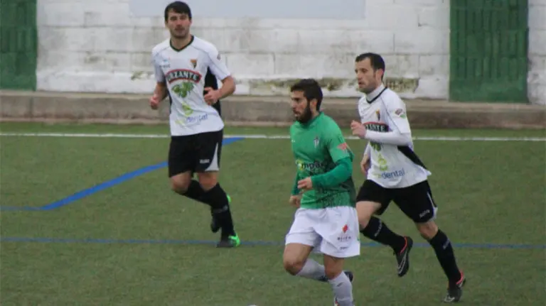 Víctor-Fenoll-conduce-el-balón-ante-la-presencia-de-un-jugador-del-Tudelano. Web Guijuelo.