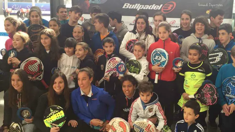 Imagen de los participantes en el torneo de pádel.
