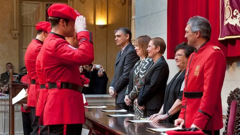 Varios de los agentes galardonados saludan a las autoridades.