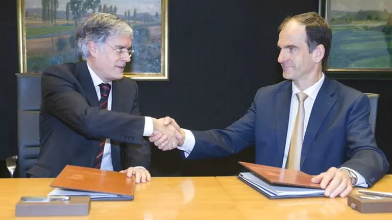 El director gerente de la Hacienda Navarra, Luis Esáin, y diputado alavés de Hacienda y Finanzas, José Luis Cimiano. EP