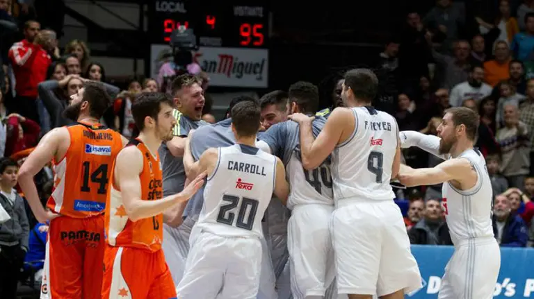 El Real Madrid celebra la victoria en Valencia. Efe