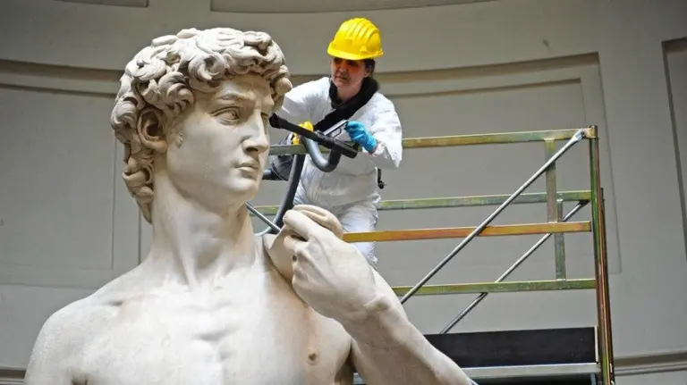 Labores de limpieza de El David de Miguel Ángel. EFE