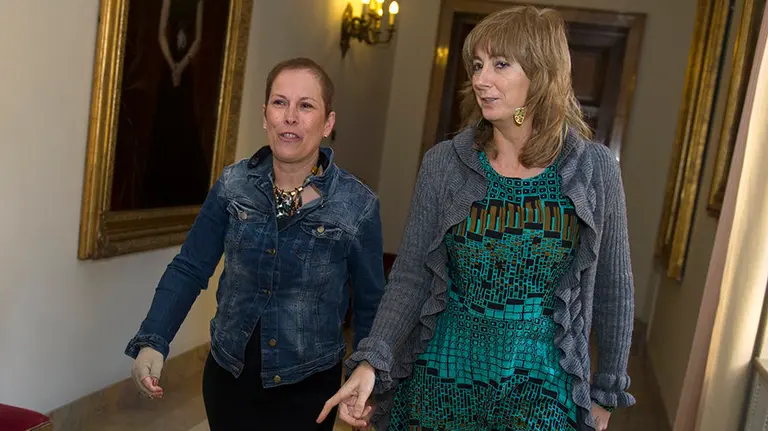 GRA121. PAMPLONA, 21/12/2015.- La presidenta del Gobierno foral, Uxue Barkos (i), acompañada por la consejera de Relaciones Ciudadanas en Institucionales, Ana Ollo, momentos antes de comparecer hoy ante los medios de comunicación donde ha valorado que, pese a la pérdida de sus escaños por parte de EH Bildu y Geroa Bai, con los resultados electorales de ayer "se consolida claramente la posición del cambio". EFE/Villar López