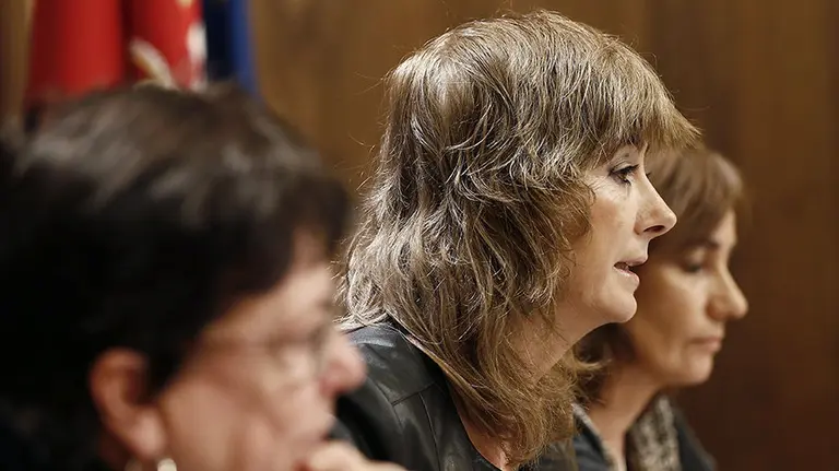 La consejera de Relaciones Ciudadanas e Institucionales, Ana Ollo (c), junto a la consejera de Presidencia, Función Pública, Interior y Justicia, María José Beaumont. EFE/Jesús Diges