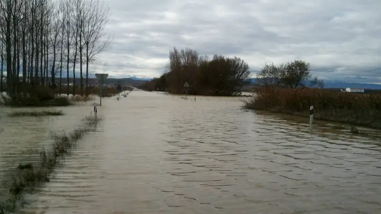 Vista de la carretera N-113 a su paso por Castejón con el Ebro desbordado.