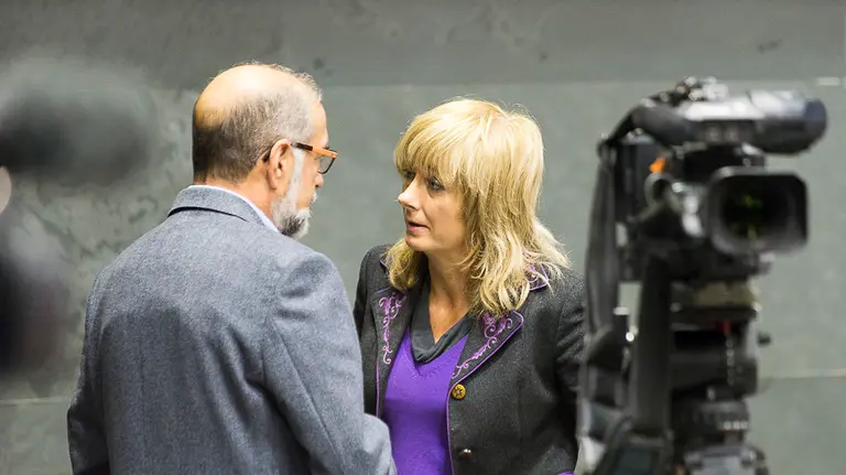 Fernando Domínguez, consejero de Salud, habla con Ana Ollo, portavoz del Gobierno.