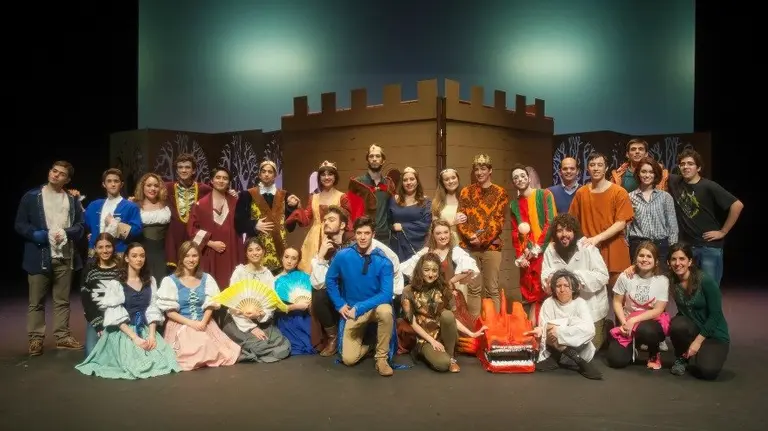 La obra, una adaptación de Valle-Inclán, ha contado con la participación de una veintena de alumnos de diferentes carreras.