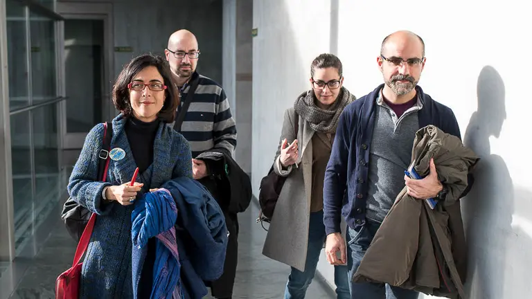 Los padres afectados por el cambio de modelo lingüístico comparecen en el parlamento de Navarra. PABLO LASAOSA