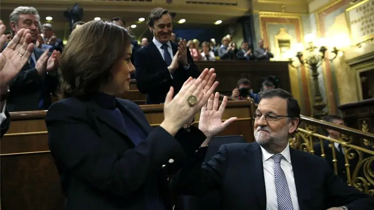 El presidente del Gobierno en funciones y líder del PP, Mariano Rajoy (d), en el Congreso. EFE.
