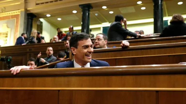 El líder del PSOE, Pedro Sánchez, en su escaño del Congreso de los Diputados donde se celebra hoy la segunda jornada del debate de su investidura. EFE.