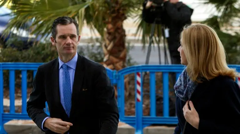 La infanta Cristina, junto a su esposo Iñaki Urdangarin, a su llegada a la Escuela Balear de la Administración Pública (EBAP). EFE.