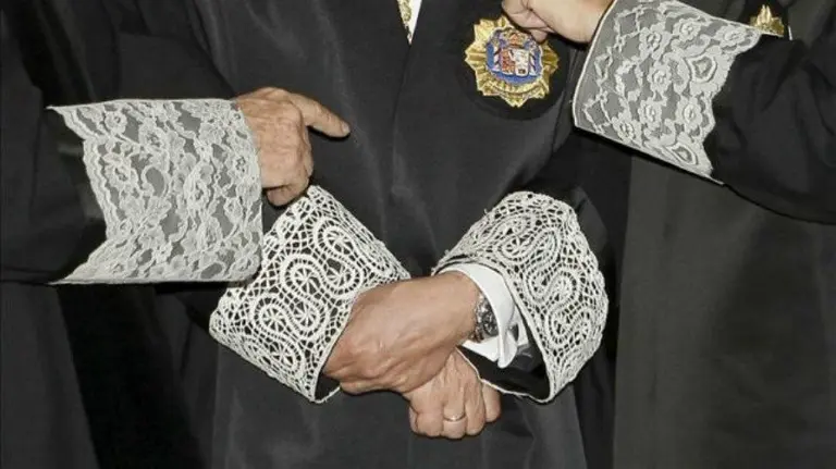 El líder de Podemos, Pablo Iglesias (d), abraza al portavoz de En Comú Podem, Xavier Domenech, tras la intervención de este último en la segunda jornada del debate de investidura. EFE.