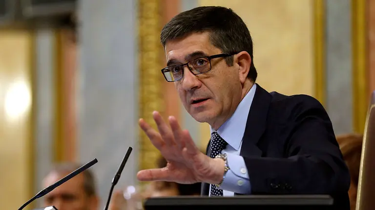 GRA337. MADRID, 02/03/2016.- El presidente del Congreso, Patxi López, interviene en la segunda jornada del debate de investidura del secretario general del PSOE, Pedro Sánchez, celebrado hoy en la Cámara Baja. El bronco debate de investidura que se está viviendo hoy en el Congreso ha obligado al presidente de la Cámara a cortar en seco los intentos de varios diputados de tomar la palabra por alusiones para evitar que la sesión se alargue más de lo debido. . EFE/Chema Moya