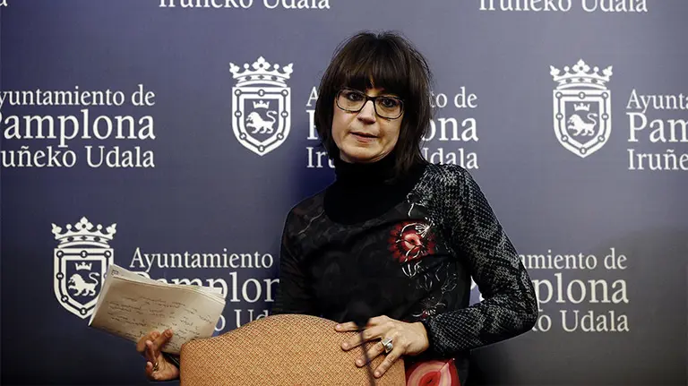 GRA420. PAMPLONA, 02/03/2016.- La concejala de Educación del Ayuntamiento de Pamplona, Maider Beloki, ha avanzado hoy que los datos de prematriculación con los que ya cuentan indican que todos los menores que salgan de las dos escuelas infantiles que cambian de modelo lingüístico serán reubicados en los centros que han elegido. Así lo ha indicado en conferencia de prensa, en la que ha aludido a las quejas de las familias de alumnos de Donibane y Fuerte el Príncipe, los dos centros que impartían enseñanza en castellano y que el próximo curso pasarán a hacerlo íntegramente en euskera, y aunque ha dicho "entender" sus demandas y "lamentar las molestias" originadas, ha pedido "dimensionar" la trascendencia. EFE/Jesús Diges