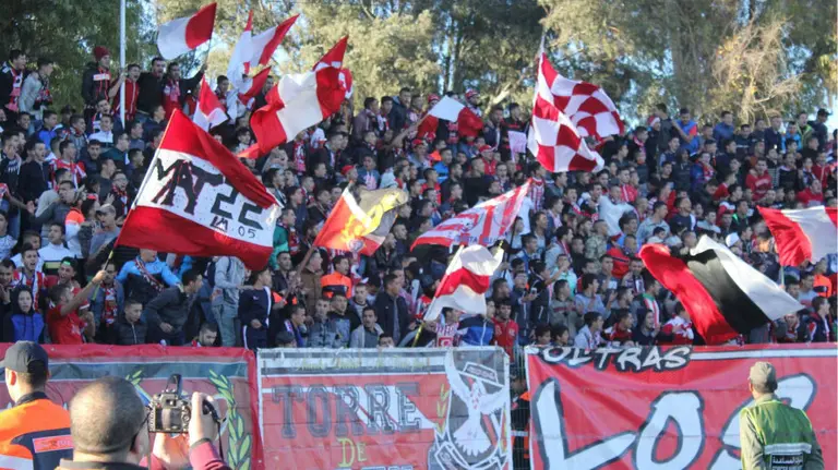 Seguidores del equipo de f&uacute;tbol Mogreb Atl&eacute;tico de Tetu&aacute;n.