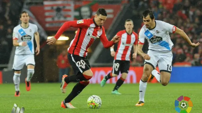 Aduriz en acci&oacute;n ante Arribas en el Athletic - Deportivo.