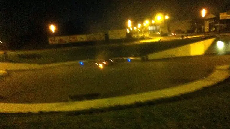 El coche de la Polic&iacute;a Foral qued&oacute; dentro de la glorieta