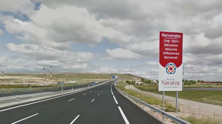 Carteles en los principales entradas a Navarra en la zona no vasc&oacute;fona.