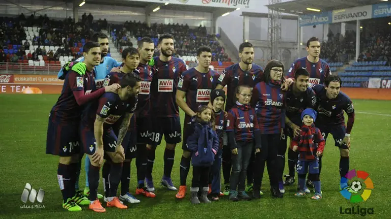 Equipo titular de la SD Eibar en Ipurúa.