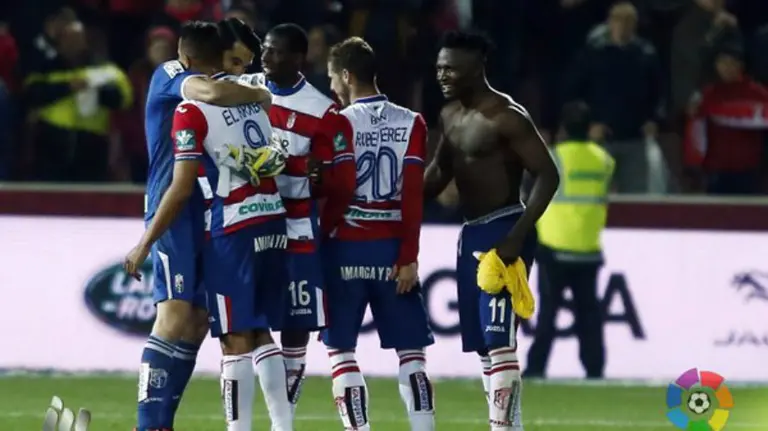 Los jugadores del Granada celebran la victoria.