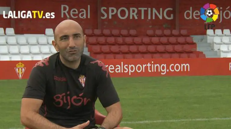 Abelardo Fernández entrena al Sporting de Gijón.
