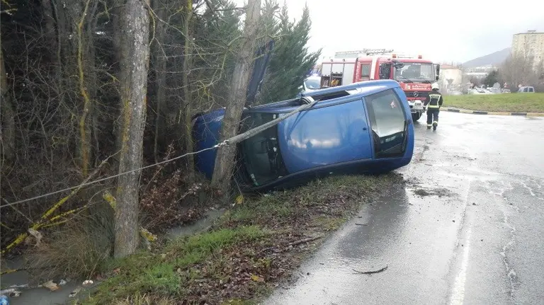 Un vehículo volcado en la carretera de Tajonar en Pamplona.