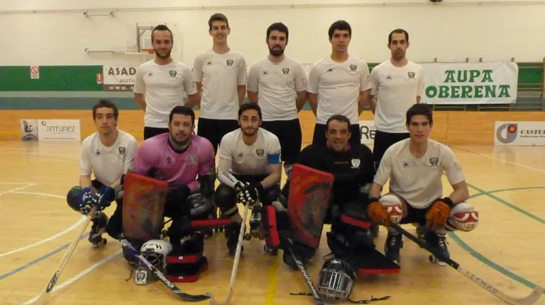 Equipo del Iruña hockey en la pista de Oberena.