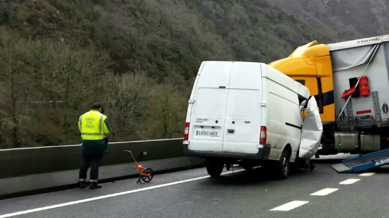 As&iacute; ha quedado la furgoneta del fallecido en accidente.