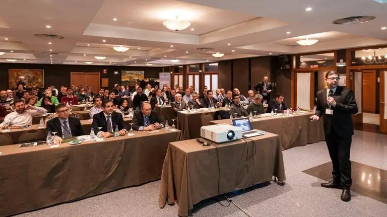 Un centenar de profesionales de la industria gráfica analizan la situación del sector en Pamplona