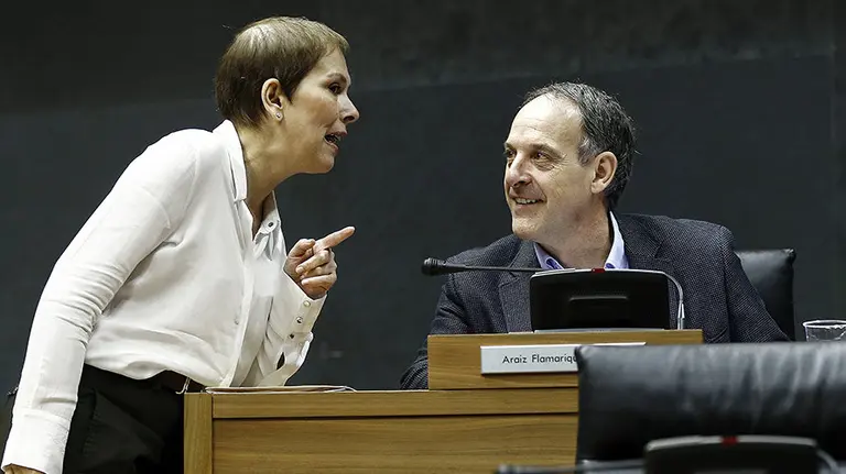 La presidenta del Gobierno de Navarra, Uxue Barkos (i), conversa con el portavoz de EH Bildu, Adolfo Araiz. EFE/Jesús Diges.