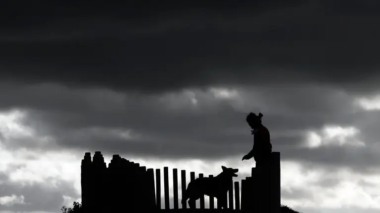 Tiempo, una persona pasea junto a su perro por el mirador de Ripagaina, junto a Pamplona. EFE