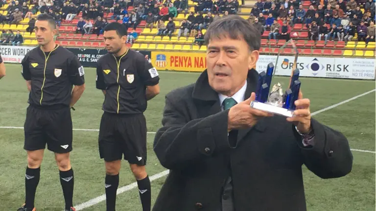 Fernando Serena muestra el trofeo entregado por el San Andrés.