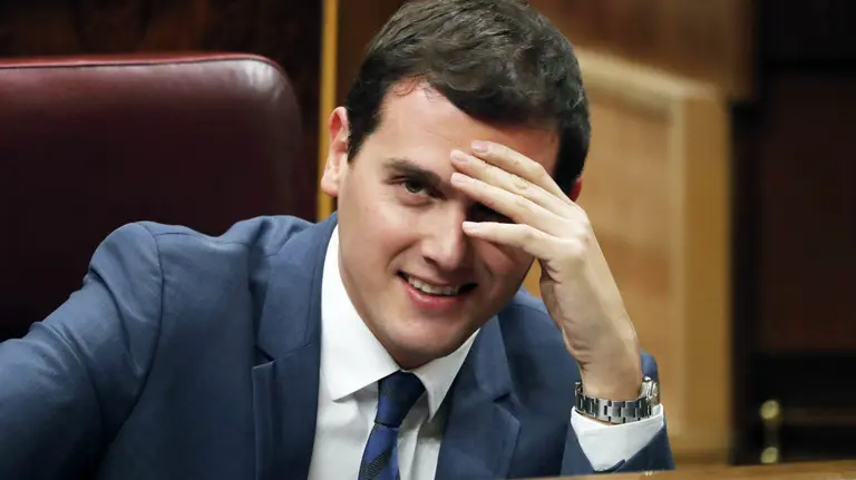GRA411. MADRID, 04/03/2016.- El líder de Ciudadanos, Albert Rivera, durante la sesión plenaria en la que se celebra la segunda votación de la investidura del candidato socialista, Pedro Sánchez, hoy en el Congreso de los Diputados, tras la primera realizada el pasado miércoles. EFE/JAVIER LIZÓN.
