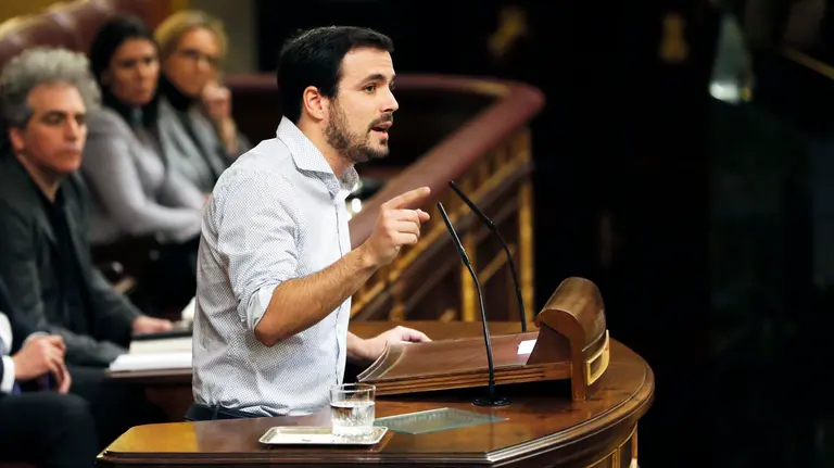 El portavoz de IU, Alberto Garzón, durante su intervención en la sesión plenaria en la que se celebra la segunda votación de la investidura del candidato socialista, Pedro Sánchez, hoy en el Congreso de los Diputados, tras la primera realizada el pasado miércoles. EFE/Ballesteros