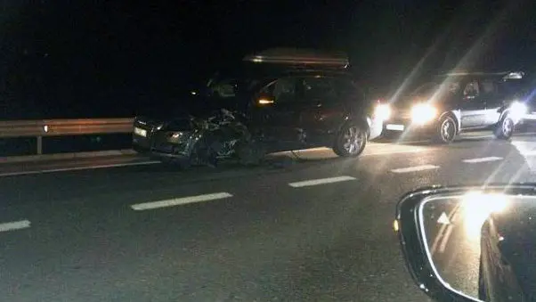 Coche contra el que choc&oacute; el veh&iacute;culo que atropell&oacute; al agente. (Heraldo).