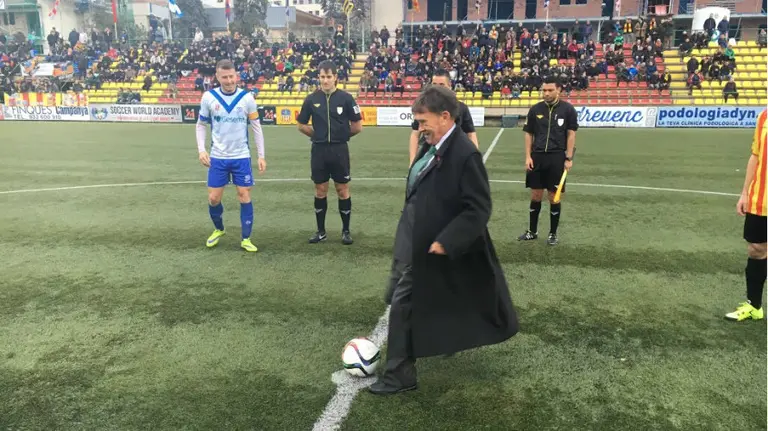 Serena realiza el saque de honor.