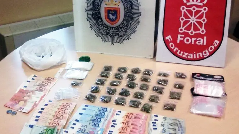 Objetos decomisados por las polic&iacute;as.