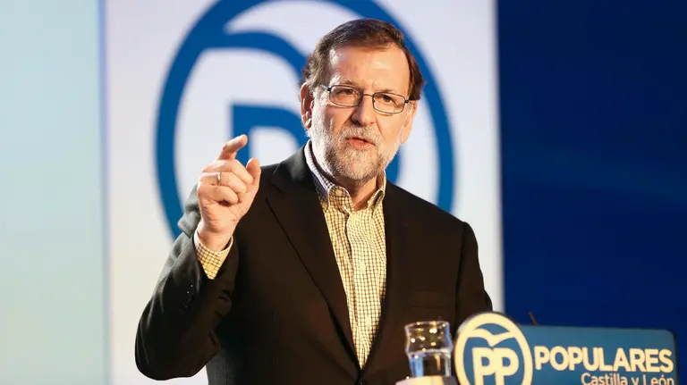 GRA065. SALAMANCA, 05/03/2016.- El presidente del PP y del Gobierno en funciones, Mariano Rajoy, durante su intervención hoy en la clausura de un acto con alcaldes y afiliados del partido en Salamanca, un día después de que el Congreso haya rechazado la investidura del socialista Pedro Sánchez. EFE/J.M. GARCIA