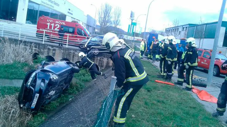 Bomberos asistiendo la salida de vía de un vehículo en Noáin.