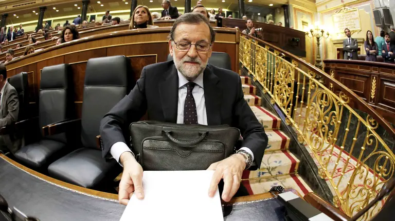 GRA394. MADRID, 04/03/2016.- El presidente del Gobierno en funciones, Mariano Rajoy, en su escaño durante la sesión plenaria en la que se celebra la segunda votación de investidura del candidato socialista, Pedro Sánchez, hoy en el Congreso de los Diputados, tras la primera realizada el pasado miércoles. EFE/Javier Lizón