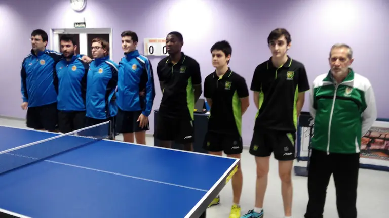 Equipos de Badalona y Oberena de tenis de mesa.